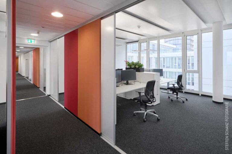 Raumtrennung im Büro für Privatsphäre und Lichtdurchlässigkeit