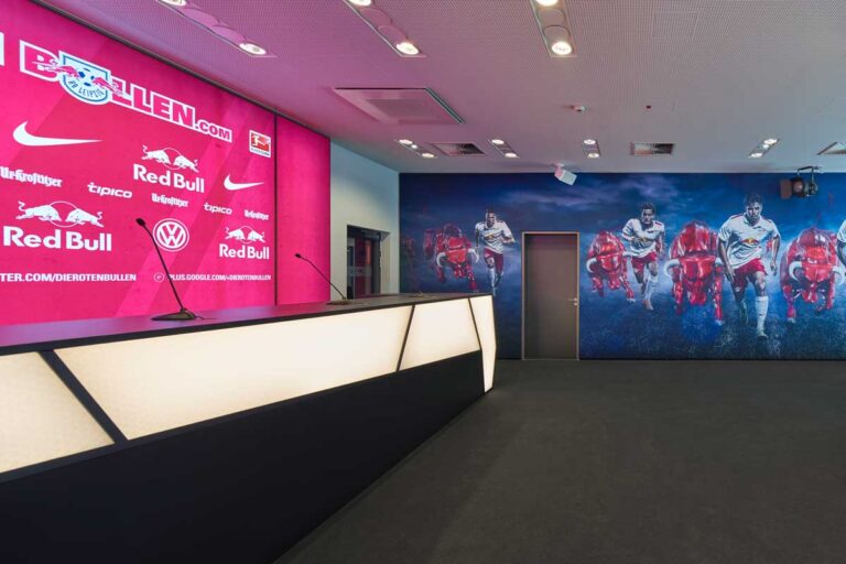 Paneele mit integrierter Beleuchtung als Designelement im Innenraum