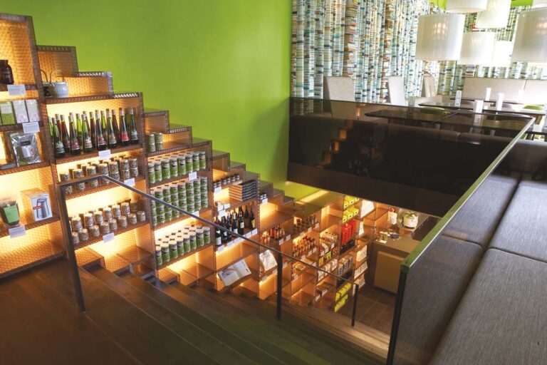 Beleuchtete Möbelpaneele in der Rias Sushi Bar