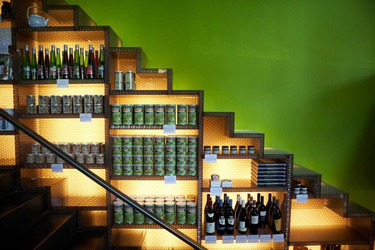 Transluzente Möbelpaneele mit sanfter Beleuchtung in der Rias Sushi Bar