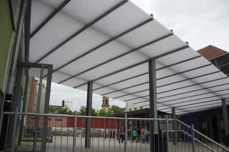Überdachung am Gebäude Rupp Ansbach mit transluzenten Paneelen