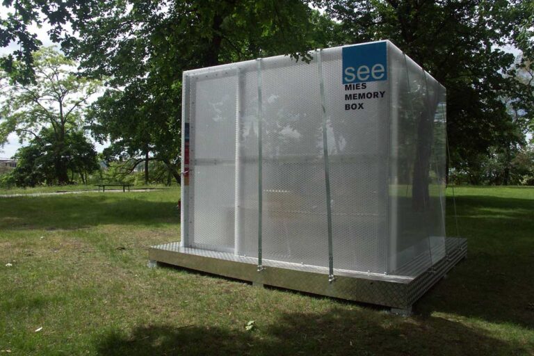 Mies-Memory-Box Container mit langlebigen, leichten und robusten Paneelen von Design Composite