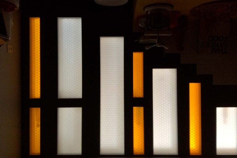 Moderne Treppe mit transluzenten Paneelen, die Architektur und Lichtwirkung betonen