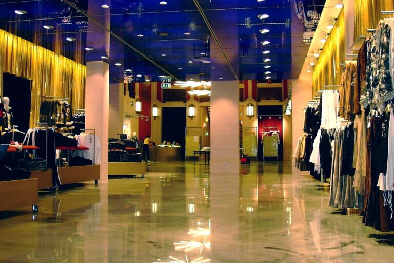 Stilvolles Ladeninterieur mit Paneelen