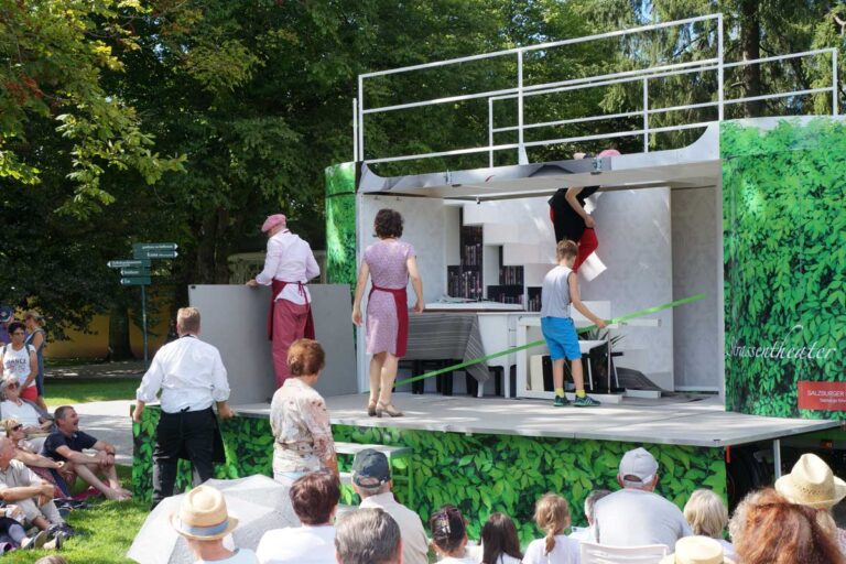 Freiluftbühne mit wetterbeständigen Paneelen von Design Composite