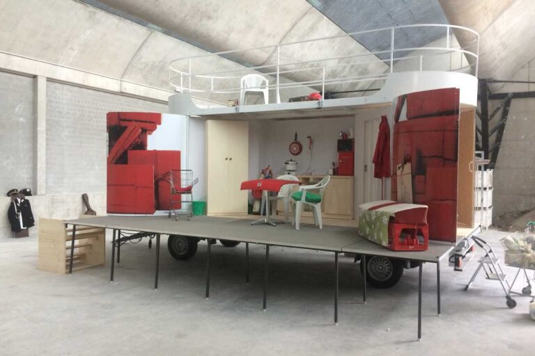 Bühne für Open-Air-Veranstaltung mit robusten Paneelen von Design Composite