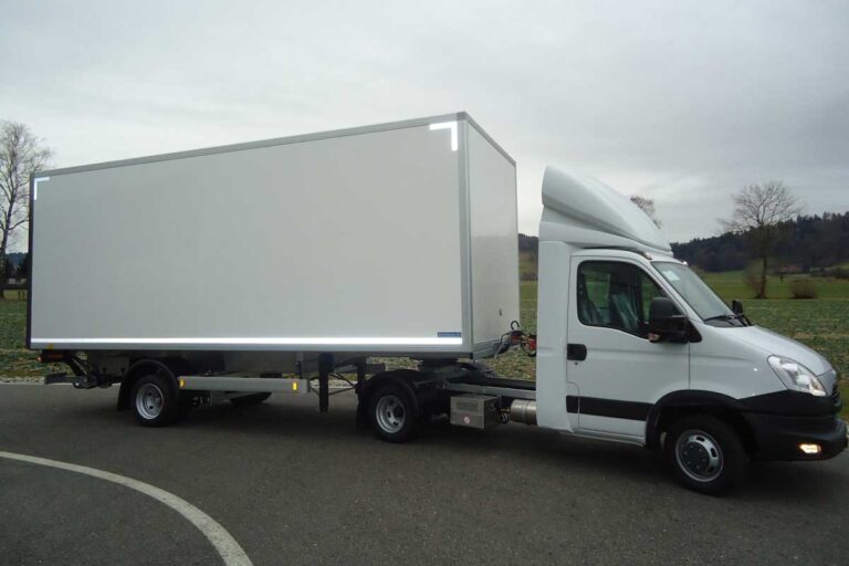 Robustes Nutzfahrzeug mit Paneellösungen von Design Composite