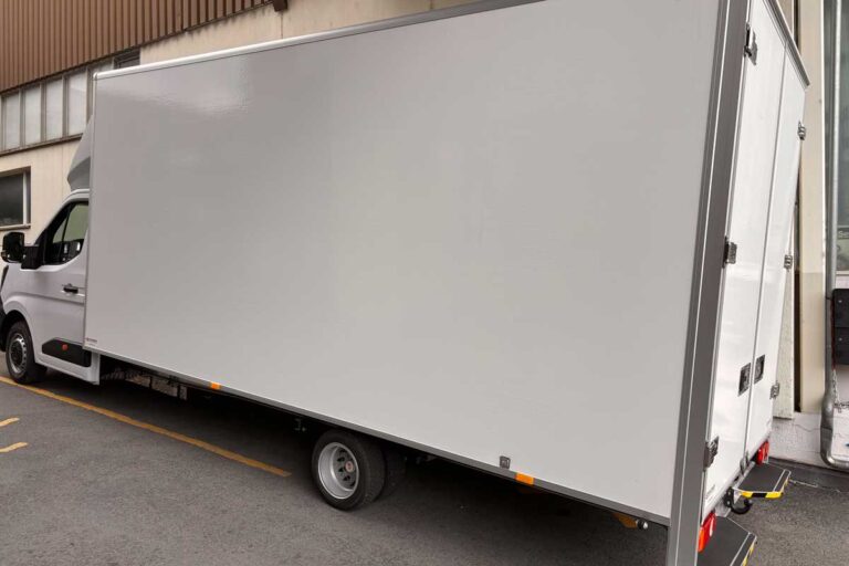 Transporter mit nachhaltigen Paneellösungen von Design Composite