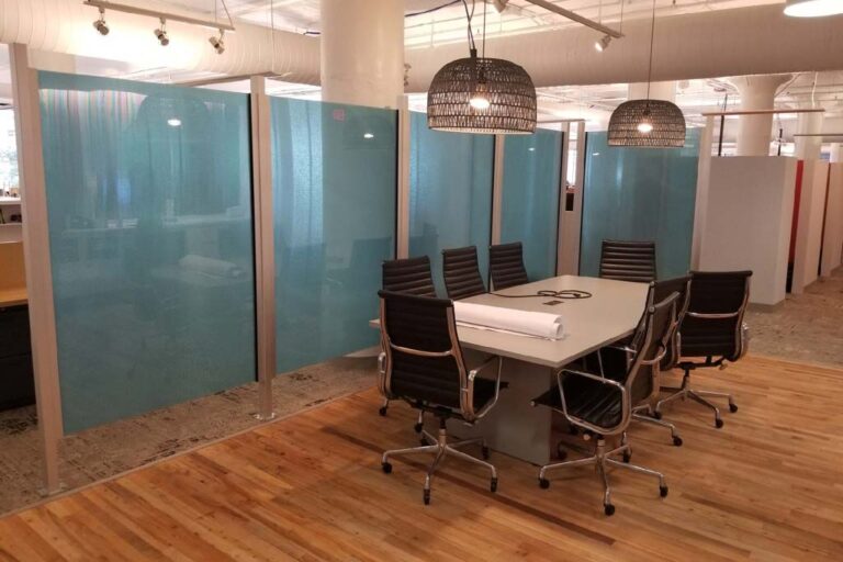Raumtrennung im Büro mit lichtdurchlässigen Paneelen für offene und private Arbeitszonen