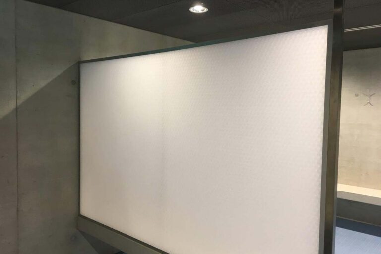 Innenraum mit lichtdurchlässigen Trennwänden, die Privatsphäre schaffen