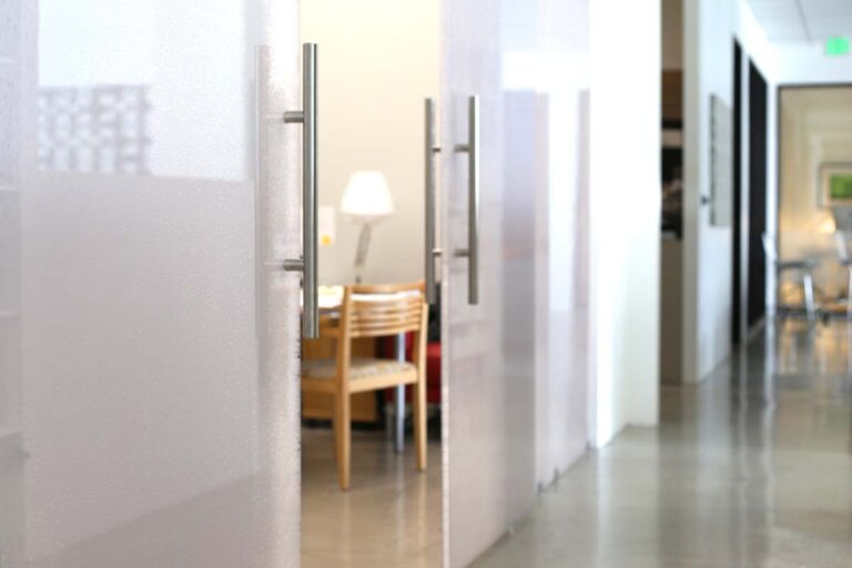 Großflächige Wand mit transluzenten Paneelen, die Licht durchlassen und Diskretion bieten