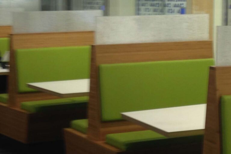 Sichtschutz-Trennwand zwischen Tischen im Restaurant für Privatsphäre und angenehme Atmosphäre