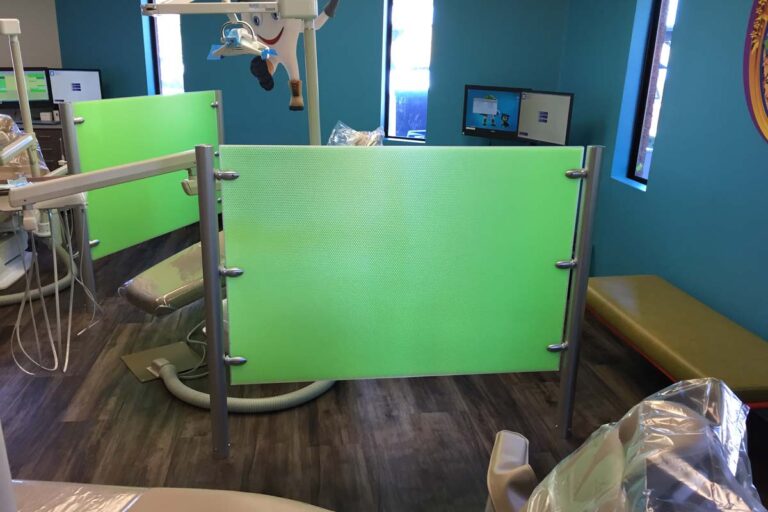 Moderne Praxis-Trennwand, die Privatsphäre schafft und Licht streut