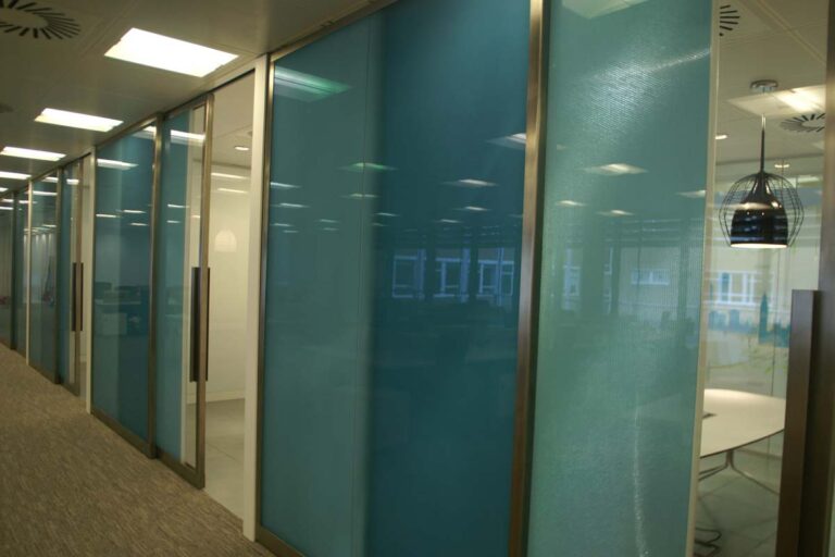 Moderne Büro-Trennwände mit lichtdurchlässigen Paneelen für funktionale Räume