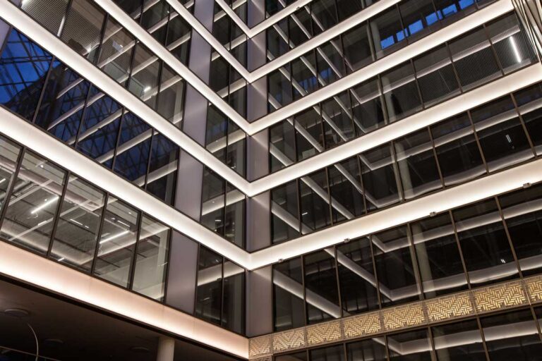 Akustische Designelemente mit besonderen Oberflächen, Formen und Lichteffekten