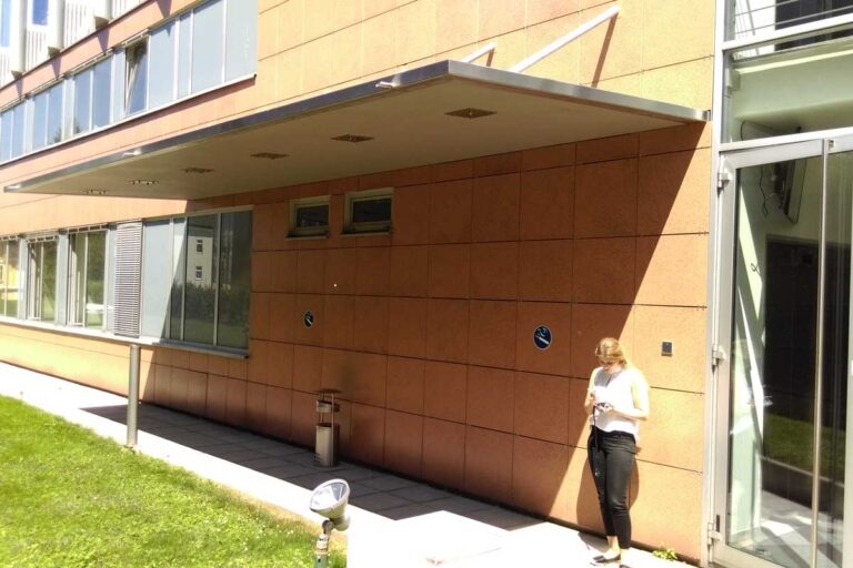 Überdachung mit robusten Paneelen von Design Composite