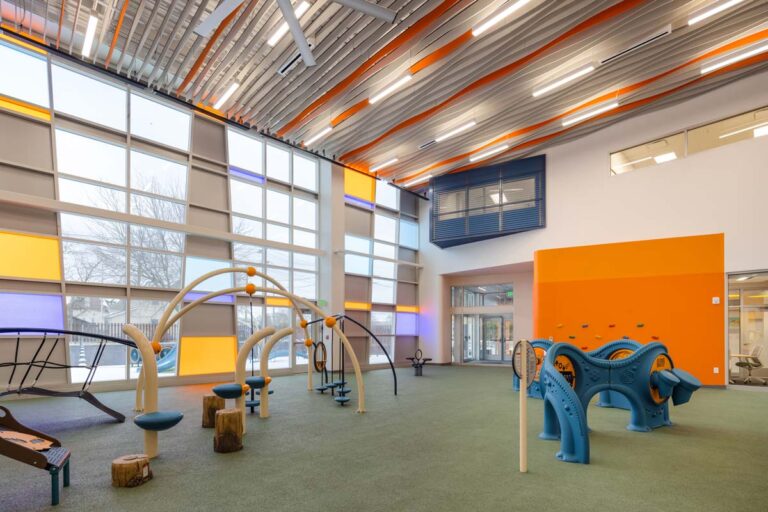 Großformatige Paneele mit lichtdurchlässiger Oberfläche