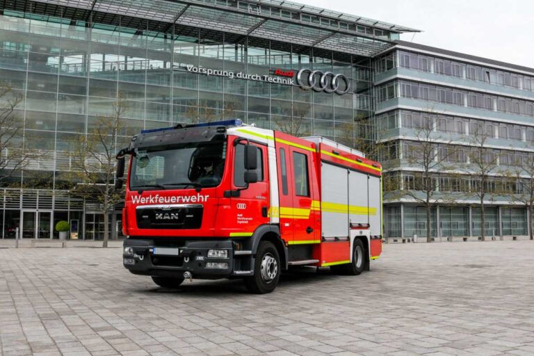 Werkfeuerwehrfahrzeug mit hochwertigen Paneelen von Design Composite